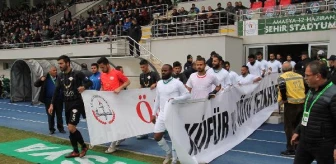 Futbolcular Sahaya 'Küfüre ve Kötü Tezahürata Hayır' Pankartı ile Çıktı