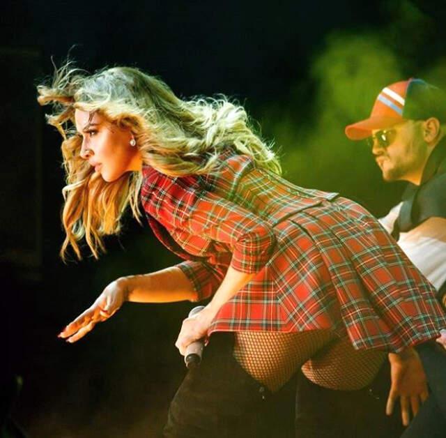 Ünlü Şarkıcı Hadise'den Çok Konuşulacak Yatak Pozu!