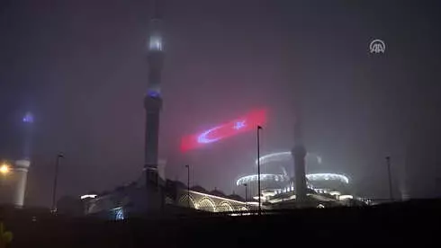 Çamlıca Camisi'ne Mahya Çamlıca Camisi'ne Mahya