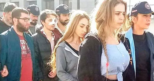 Çökertilen Instagram Çetesinin Ünlü Avlama Mesajları Ortaya Çıktı: Soranlara Öptüler Dersiniz Çökertilen Instagram Çetesinin Ünlü Avlama Mesajları Ortaya Çıktı: Soranlara Öptüler Dersiniz