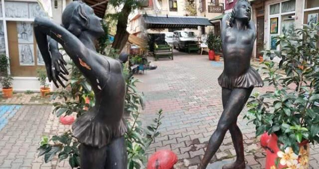 İstanbul'un Göbeğinde Balerin Heykeline Tecavüz Girişimi
