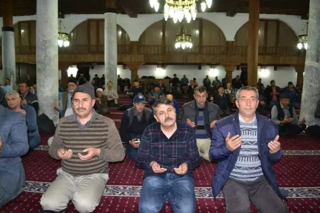 Mevlit Kandili'nde Vatandaşlar Camilere Akın Etti Mevlit Kandili'nde Vatandaşlar Camilere Akın Etti