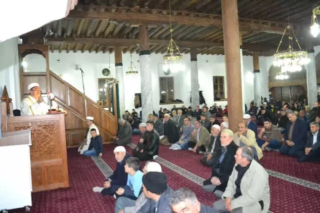 Mevlit Kandili'nde Vatandaşlar Camilere Akın Etti Mevlit Kandili'nde Vatandaşlar Camilere Akın Etti