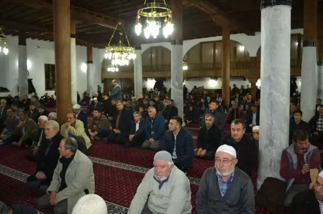 Mevlit Kandili'nde Vatandaşlar Camilere Akın Etti Mevlit Kandili'nde Vatandaşlar Camilere Akın Etti