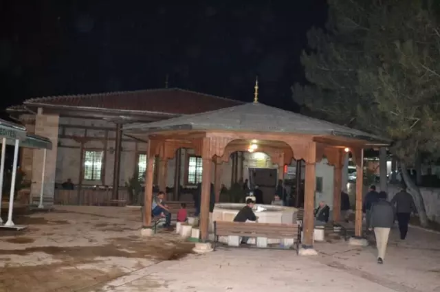 Mevlit Kandili'nde Vatandaşlar Camilere Akın Etti Mevlit Kandili'nde Vatandaşlar Camilere Akın Etti