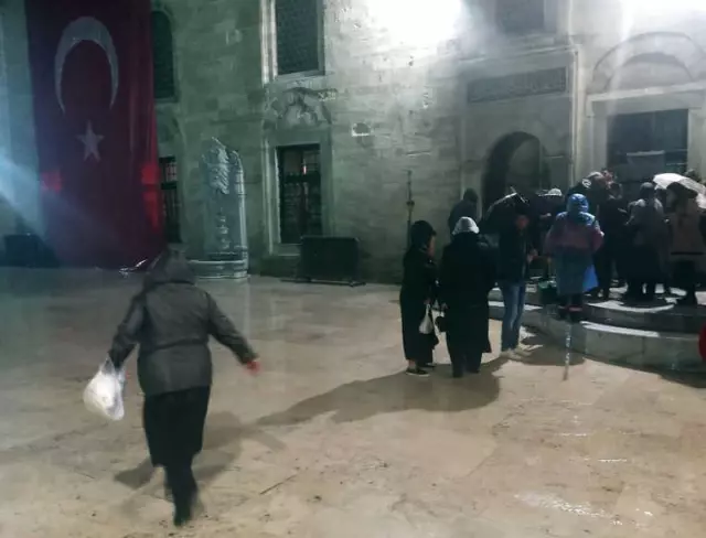 Mevlit Kandili'nde Vatandaşlar Yağmura Rağmen Eyüp Sultan Camii'ne Akın Etti Mevlit Kandili'nde Vatandaşlar Yağmura Rağmen Eyüp Sultan Camii'ne Akın Etti