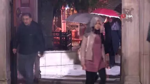 Mevlit Kandili'nde, Vatandaşlar Yağmura Rağmen Eyüp Sultan Camii'ne Akın Etti Mevlit Kandili'nde, Vatandaşlar Yağmura Rağmen Eyüp Sultan Camii'ne Akın Etti