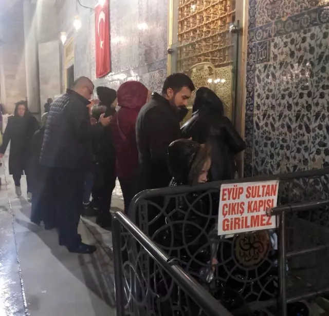 Mevlit Kandili'nde Vatandaşlar Yağmura Rağmen Eyüp Sultan Camii'ne Akın Etti Mevlit Kandili'nde Vatandaşlar Yağmura Rağmen Eyüp Sultan Camii'ne Akın Etti