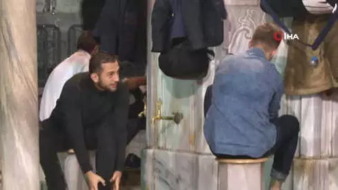 Mevlit Kandili'nde, Vatandaşlar Yağmura Rağmen Eyüp Sultan Camii'ne Akın Etti Mevlit Kandili'nde, Vatandaşlar Yağmura Rağmen Eyüp Sultan Camii'ne Akın Etti