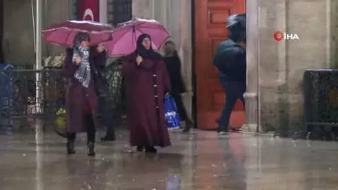 Mevlit Kandili'nde, Vatandaşlar Yağmura Rağmen Eyüp Sultan Camii'ne Akın Etti Mevlit Kandili'nde, Vatandaşlar Yağmura Rağmen Eyüp Sultan Camii'ne Akın Etti