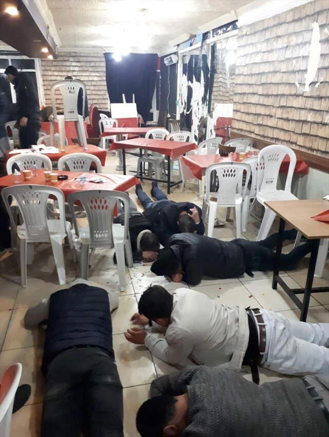 Polisi Karşısında Gören Kumarbazlar, Birbirlerini Ezip Kaçmaya Çalıştı