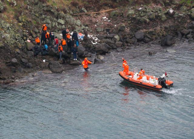 Son Dakika! Ege Denizi'ndeki Yumurta Ada'da Mahsur Kalan 44 Düzensiz Göçmen Kurtarıldı