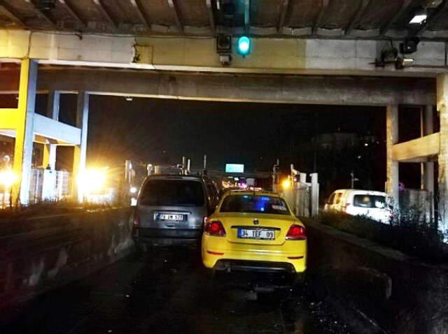 Yine Gişelerden Aynı Anda Geçme İnadı