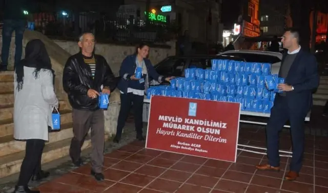 Aliağa'da Camilere Akın Eden Vatandaşlara Kandil Simidi İkramı Aliağa'da Camilere Akın Eden Vatandaşlara Kandil Simidi İkramı