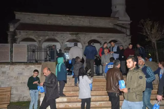 Aliağa'da Camilere Akın Eden Vatandaşlara Kandil Simidi İkramı Aliağa'da Camilere Akın Eden Vatandaşlara Kandil Simidi İkramı