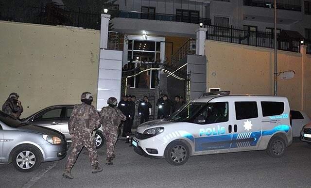 Ankara'da Eski Eşini Rehin Alan Adam, Polis Tarafından İkna Edilip Emniyete Götürüldü