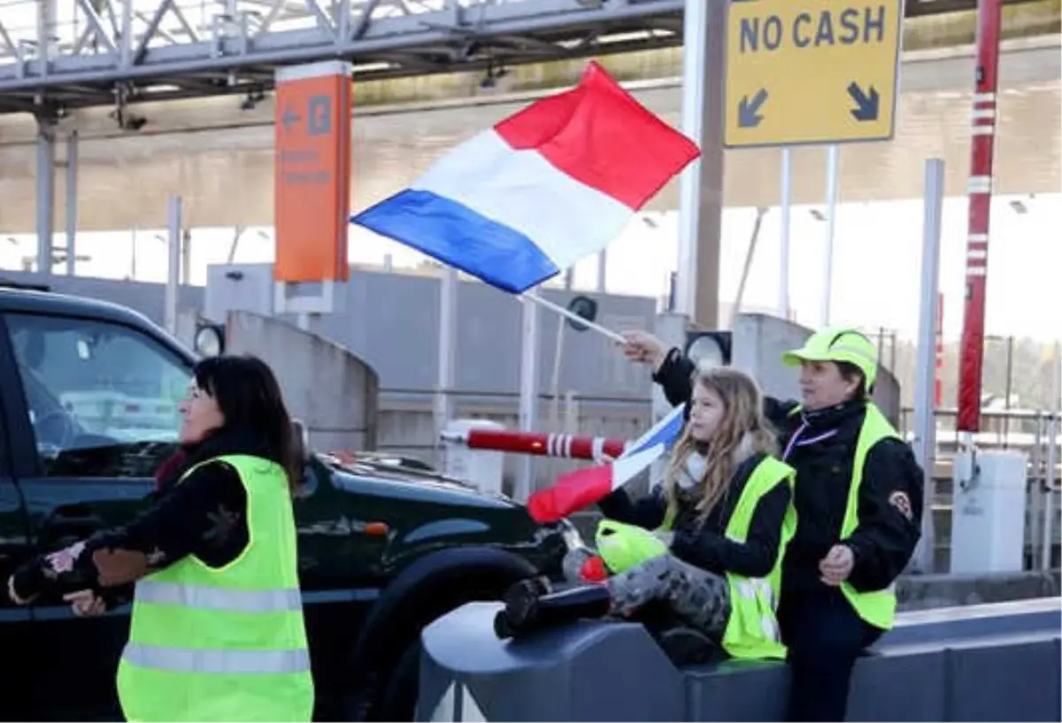 Fransa'da Protestocular 3 Benzin Deposuna Ulaşımı Kapattı