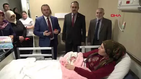 Mersin Müftüsü, Hastane Ziyaretinde Bebeklerin İsimlerini Ezanla Okudu Mersin Müftüsü, Hastane Ziyaretinde Bebeklerin İsimlerini Ezanla Okudu