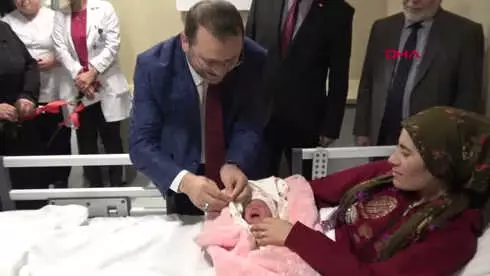 Mersin Müftüsü, Hastane Ziyaretinde Bebeklerin İsimlerini Ezanla Okudu Mersin Müftüsü, Hastane Ziyaretinde Bebeklerin İsimlerini Ezanla Okudu
