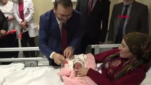 Mersin Müftüsü, Hastane Ziyaretinde Bebeklerin İsimlerini Ezanla Okudu Mersin Müftüsü, Hastane Ziyaretinde Bebeklerin İsimlerini Ezanla Okudu