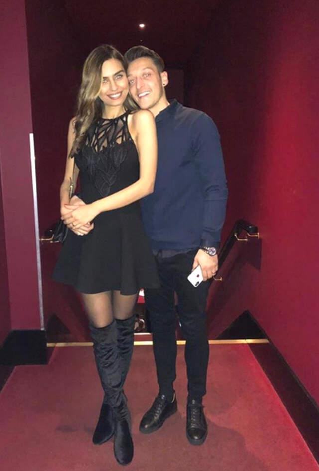 Mesut Özil Amine Gülşe İçin İsmail YK'ya, 'Senden Başka Sevilecek Biri mi Var' Şarkısını Çaldırdı