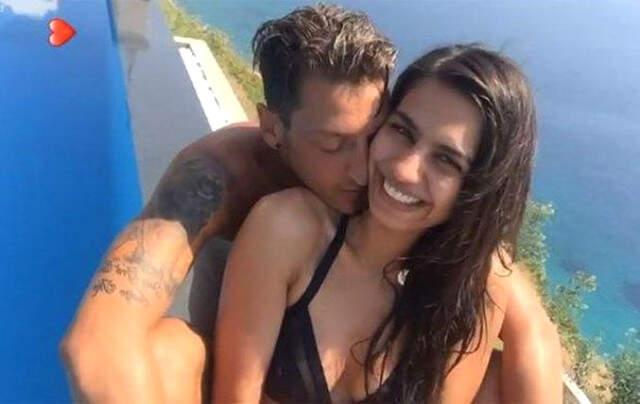 Mesut Özil Amine Gülşe İçin İsmail YK'ya, 'Senden Başka Sevilecek Biri mi Var' Şarkısını Çaldırdı