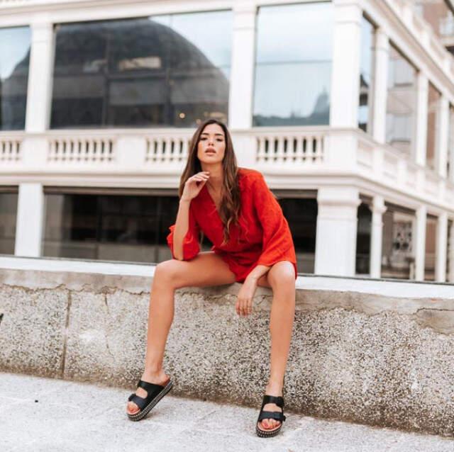 Barcelonalı Denis Suarez'in Eşi Nadia Aviles, Hayır Gecesine Damga Vurdu
