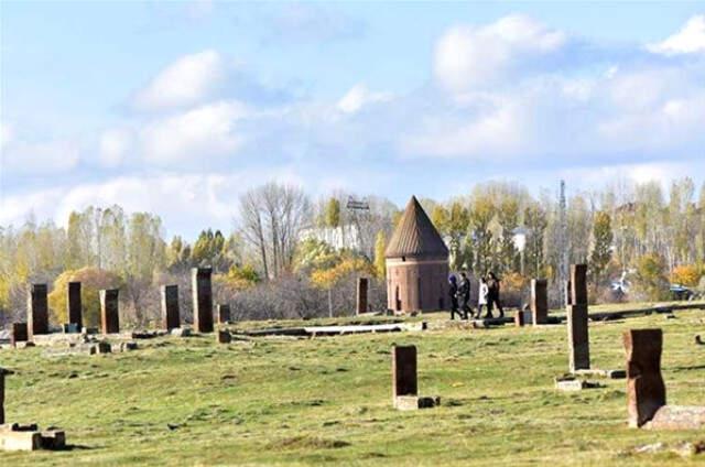Erdoğan'ın 'Mutlaka Gidin' Dediği Selçuklu Meydan Mezarlığı Ziyaretçi Akınına Uğruyor