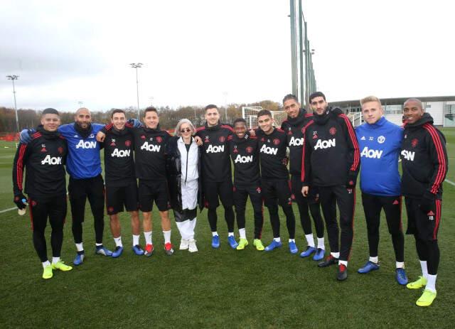 İngiliz Şarkıcı Anne Marie, Manchester United İdmanını Ziyaret Etti