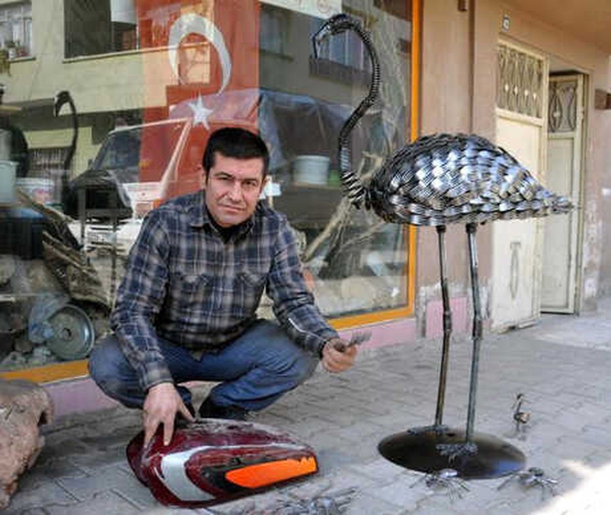 Motosiklet Yakıt Deposu ve Çatal ile Flamingo Heykeli