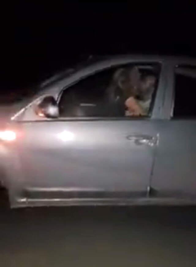 Otoyolda Cinsel İlişkiye Giren Çift, Sosyal Medyayı Ayağa Kaldırdı