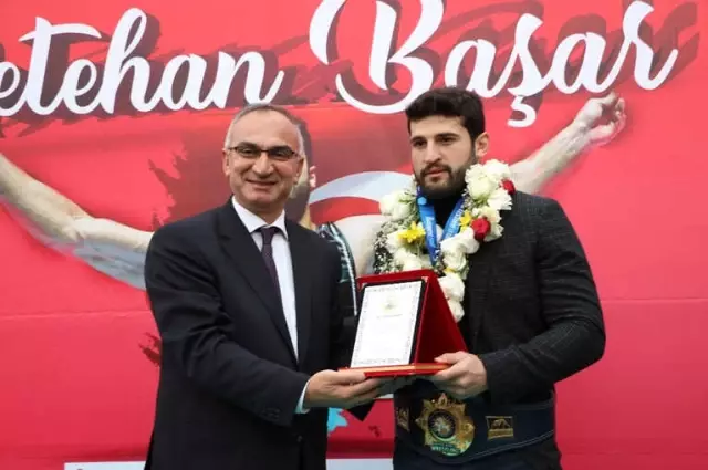 Spor Kompleksine Dünya Şampiyonu Güreşçi Metehan Başar'ın İsmi Verildi