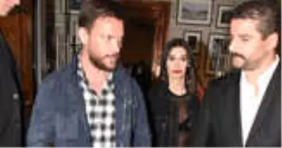 Ünlü Şarkıcı Sinan Akçıl, Oyuncu Burcu Kıratlı ile Evleneceğini Açıkladı Ünlü Şarkıcı Sinan Akçıl, Oyuncu Burcu Kıratlı ile Evleneceğini Açıkladı