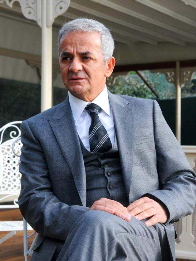 Usta Oyuncu Zafer Algöz, Taziye Mesajına 'Sıra Sana Geliyor' Diyen Takipçisine Hakaret Etti