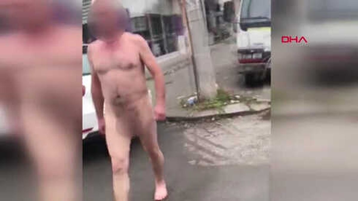 Sakarya Yolda Çırılçıplak Yürüdü