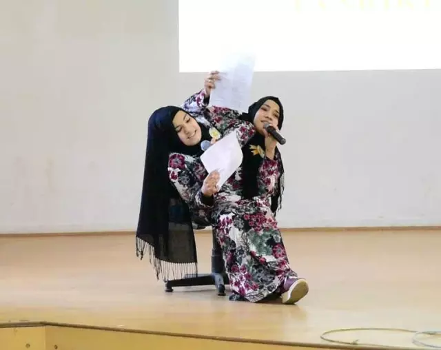 Siyam İkizleri Okudukları Şiirle Duygulandırdı Siyam İkizleri Okudukları Şiirle Duygulandırdı