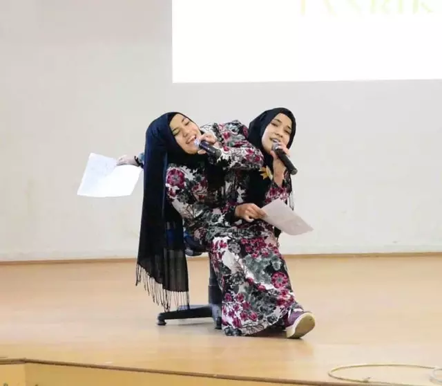 Siyam İkizleri Okudukları Şiirle Duygulandırdı Siyam İkizleri Okudukları Şiirle Duygulandırdı