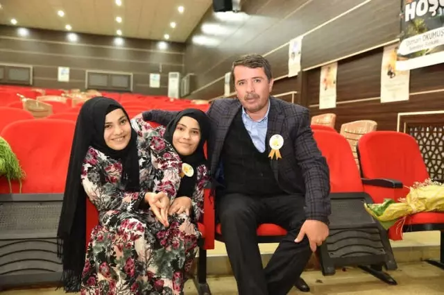 Siyam İkizleri Okudukları Şiirle Duygulandırdı Siyam İkizleri Okudukları Şiirle Duygulandırdı