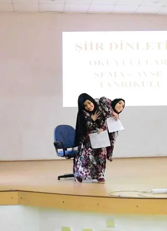 Siyam İkizleri Okudukları Şiirle Duygulandırdı Siyam İkizleri Okudukları Şiirle Duygulandırdı