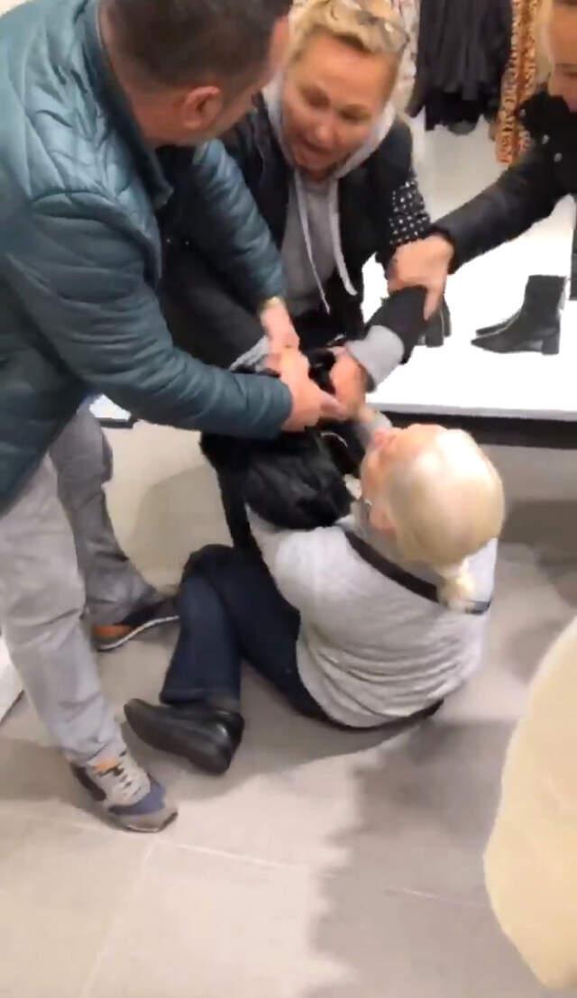 AVM'lerde 'Efsane Cuma' İzdihamı! Tartıştılar, Kavga Ettiler
