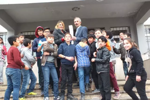 Dernek Başkanı Başaran'dan Öğretmenlere Çiçek Dernek Başkanı Başaran'dan Öğretmenlere Çiçek