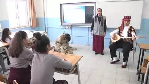 Kıyafetlerini Havaya Göre Değil, Derse Göre Giyiyor