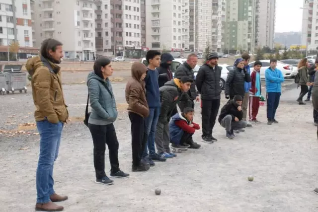 Sporcular Attı, Sokaktakiler İzledi Sporcular Attı, Sokaktakiler İzledi