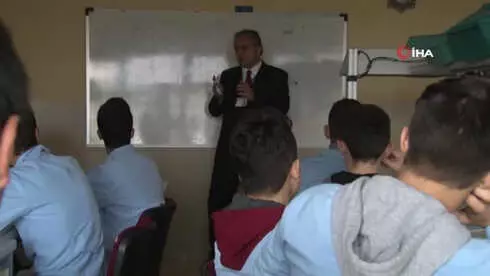 50 Yaşındaki Okul Müdürü, 23 Yılda 55 Kitap Yazdı 50 Yaşındaki Okul Müdürü, 23 Yılda 55 Kitap Yazdı