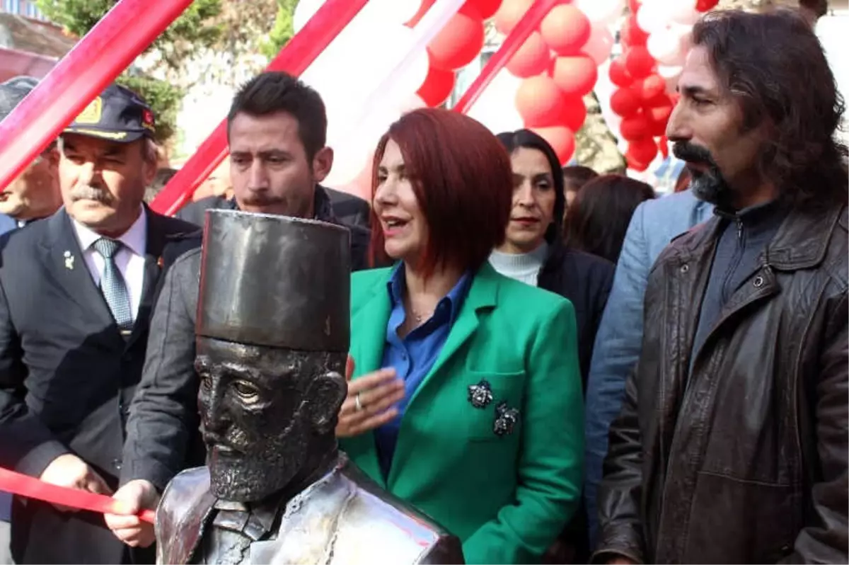 Öğretmenler Günü'nde Atatürk'ün Öğretmeni Şemsi Efendi'nin Heykeli Açıldı