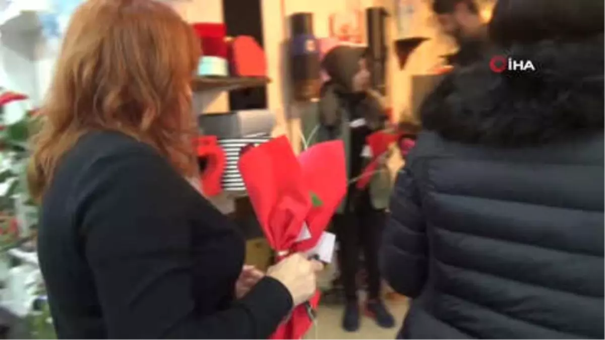 Üniversite Öğrencilerinden Köy Okulu Öğretmenlerine Hediye