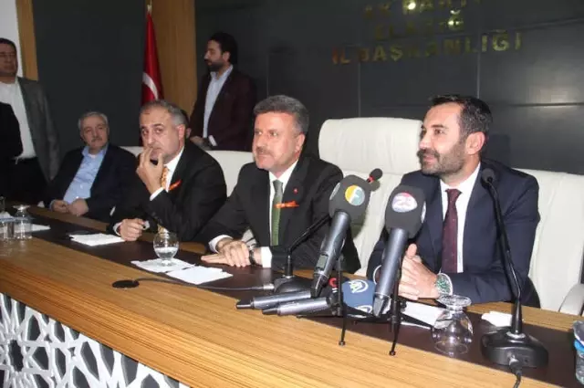 AK Parti'nin Elazığ Başkan Adayına Coşkulu Karşılama AK Parti'nin Elazığ Başkan Adayına Coşkulu Karşılama