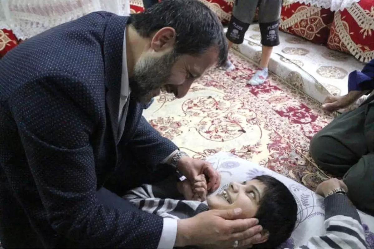 Başkan Gür'ün Çocuk Sevgisi