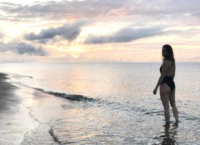 Güzel Oyuncu Yasemin Allen, Cesur Paylaşımıyla Takipçilerini Büyüledi