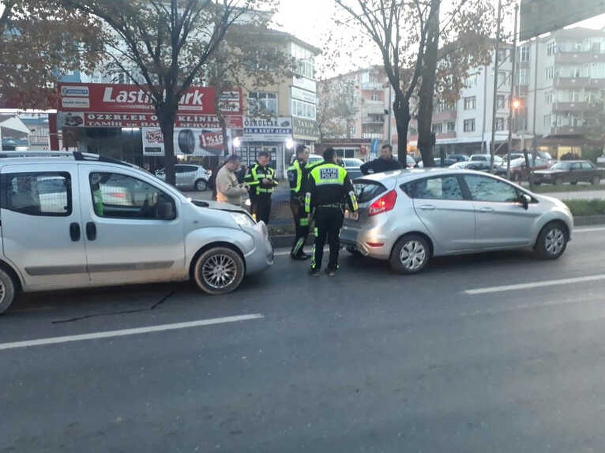 Hafif Ticari Araç Otomobile Çarptı: 3 Yaralı